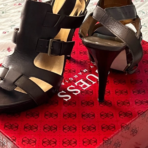 GUESS - Picture 3 of 5